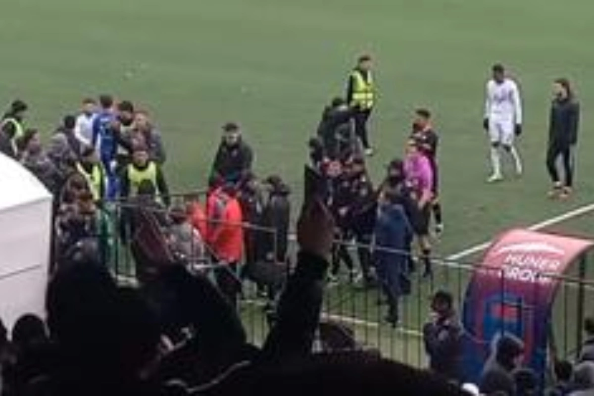 “Turan Tovuz” - ”Neftçi” matçında insident: Futbolçunu plastik qabla vurdular - VİDEO